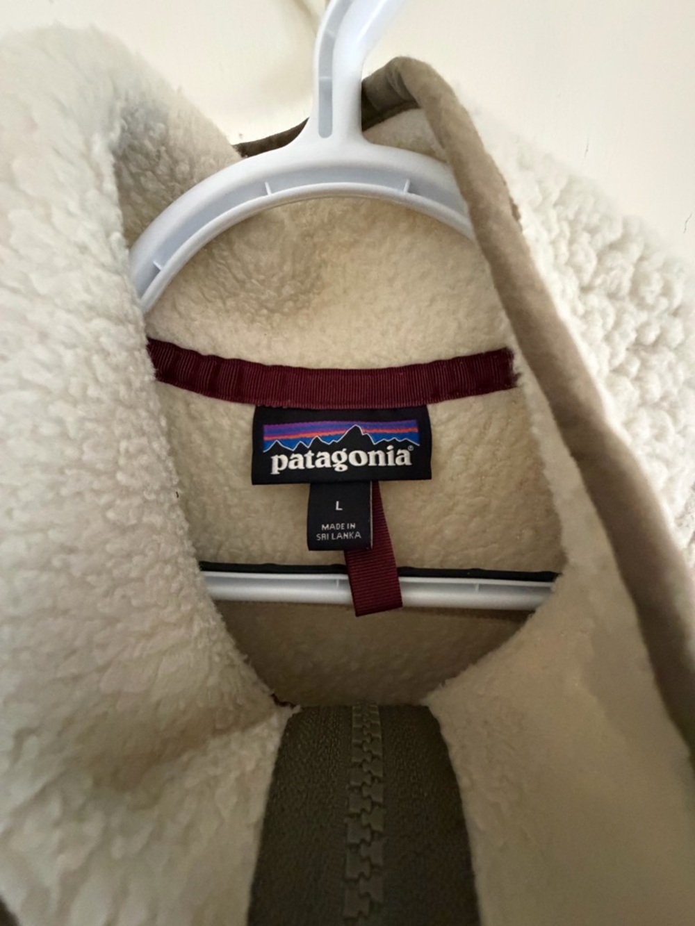 Patagonia Cream Sherpa Fleece Jacket with Burgundy Trim - Picture 2 of 3